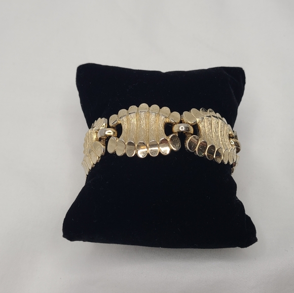 Vintage Monet Gold Tone 6 Panel Etched Flower Linked Bracelet w/ safety chain - Picture 5 of 7